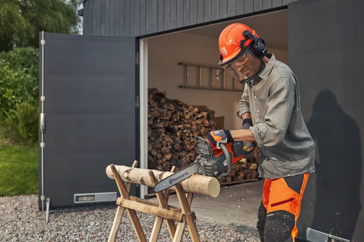 Motoferastrau electric Husqvarna 225i cu acumulator și încărcător [2]