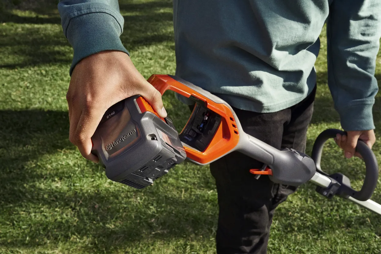 Motounealta trimmer Husqvarna Cordless 215iL (Incarcator QC 80 si Acumulator BLi10,36.5V/2.0Ah) [3]