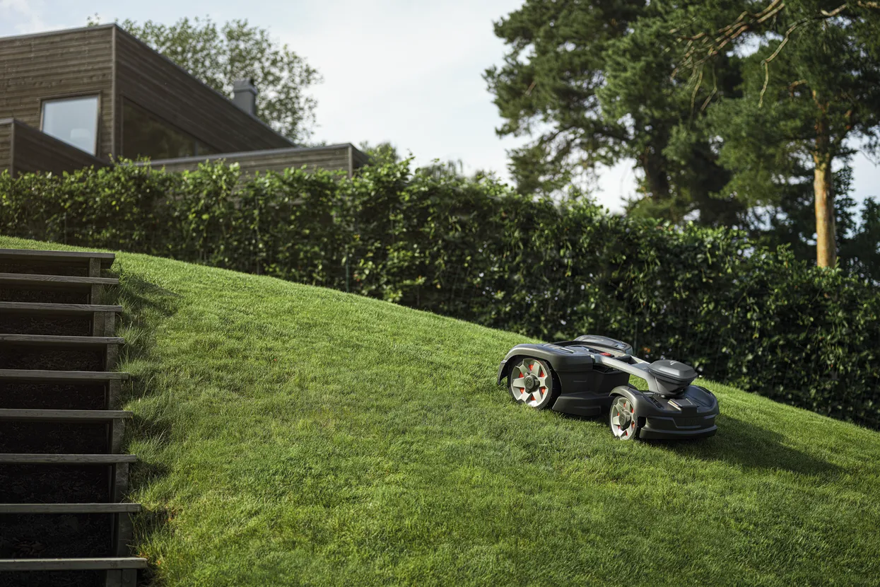 Robot tuns iarba Husqvarna Automower® 435X AWD NERA cu Husqvarna EPOS™ - fara fir perimetral - Pachet cu stație de referință. [9]