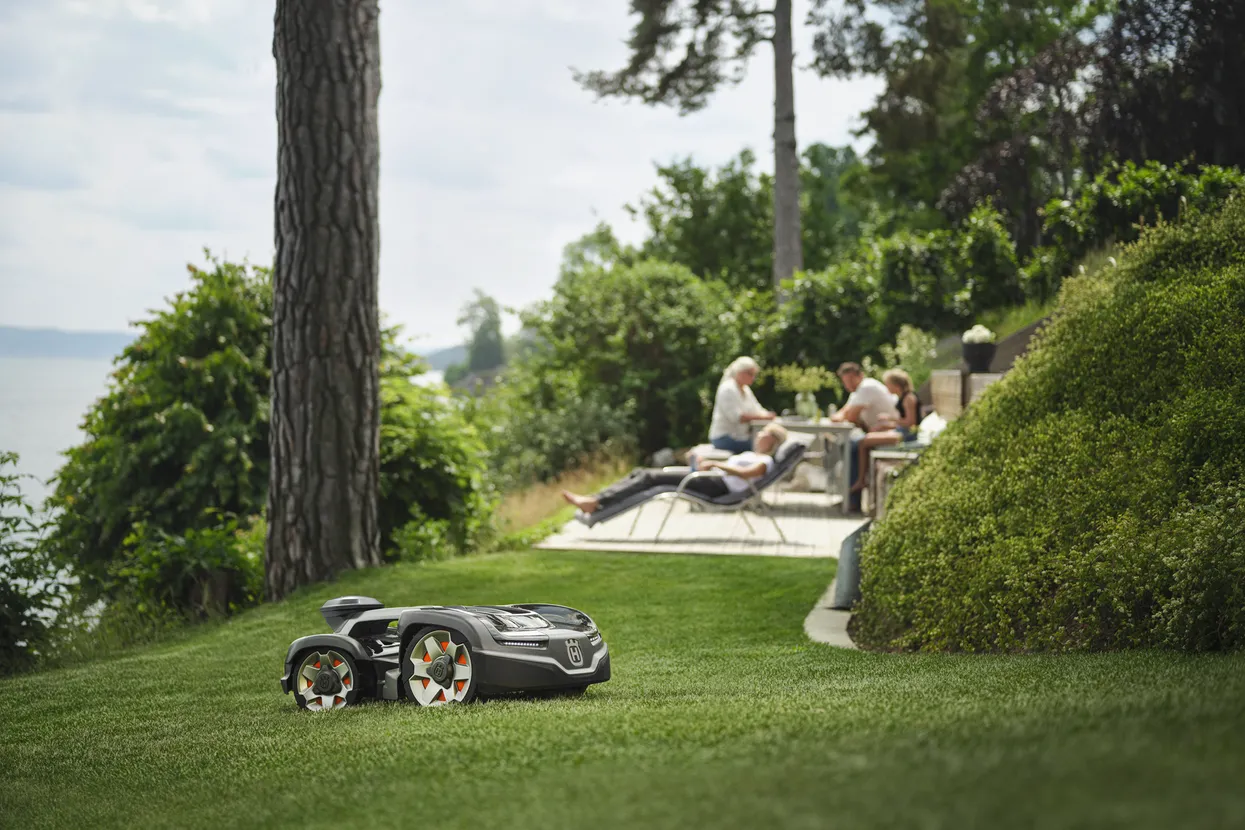Robot tuns iarba Husqvarna Automower® 435X AWD NERA cu Husqvarna EPOS™ - fara fir perimetral - Pachet cu stație de referință. [6]