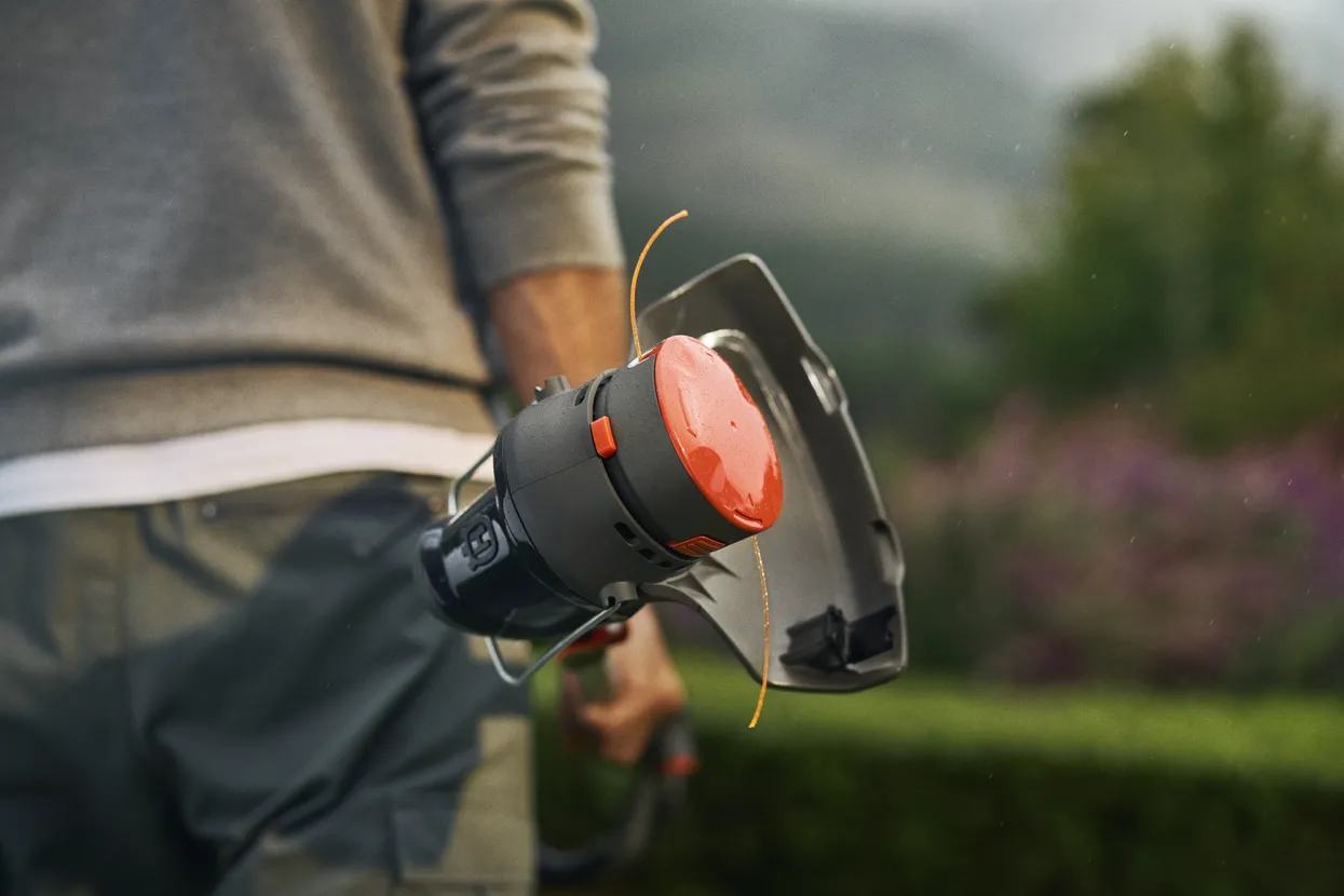 Trimmer de iarbă pe acumulator Husqvarna Aspire™ T28-P4A cu acumulator și încărcător incluse [1]