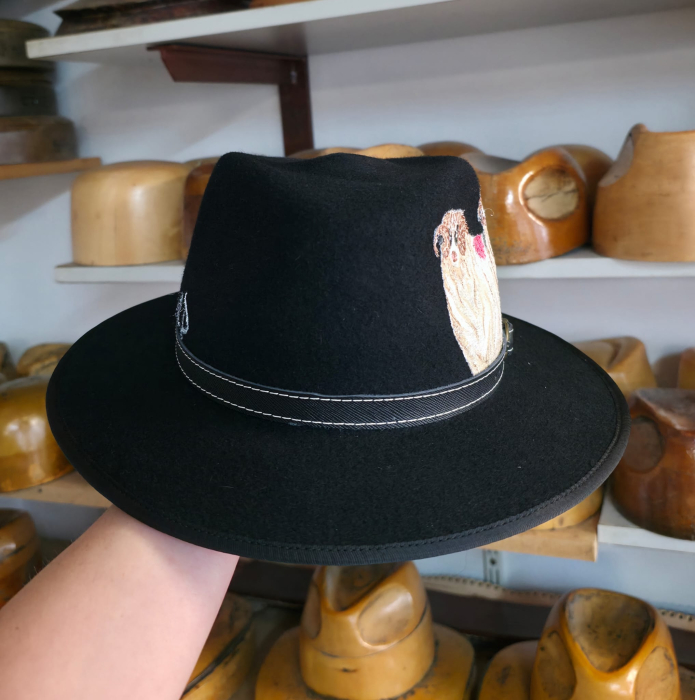 Pălărie cu borul pictată manual cu doi berbeci [2]