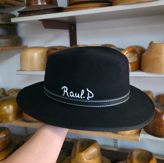 Pălărie cu borul pictată manual cu doi berbeci [3]