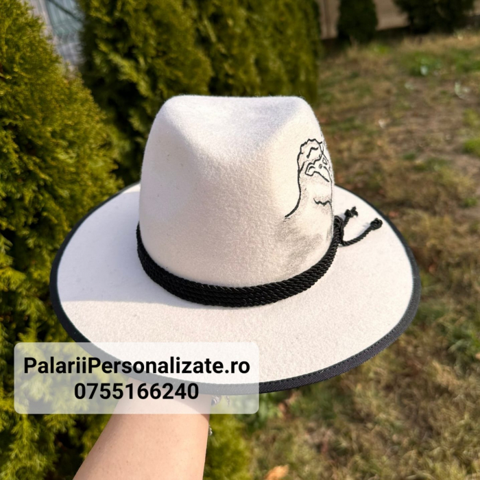 Pălărie albă pictată cu țap și oaie [2]