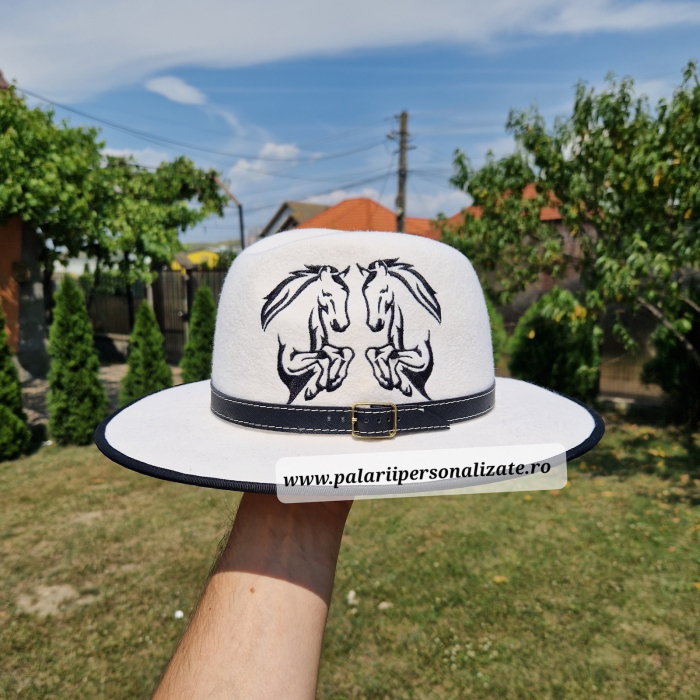 Pălărie albă cu 2 cai în 2 picioare cusuți cu ață neagră [1]