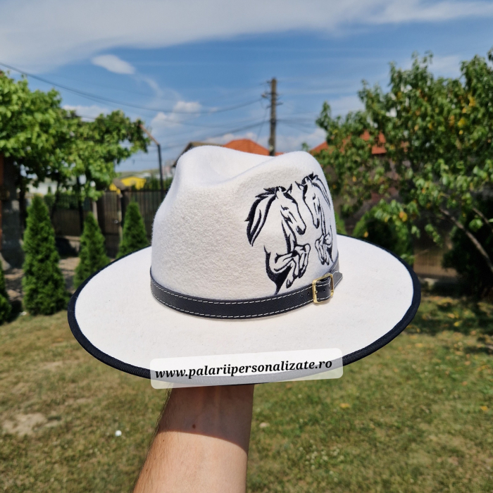 Pălărie albă cu 2 cai în 2 picioare cusuți cu ață neagră [2]