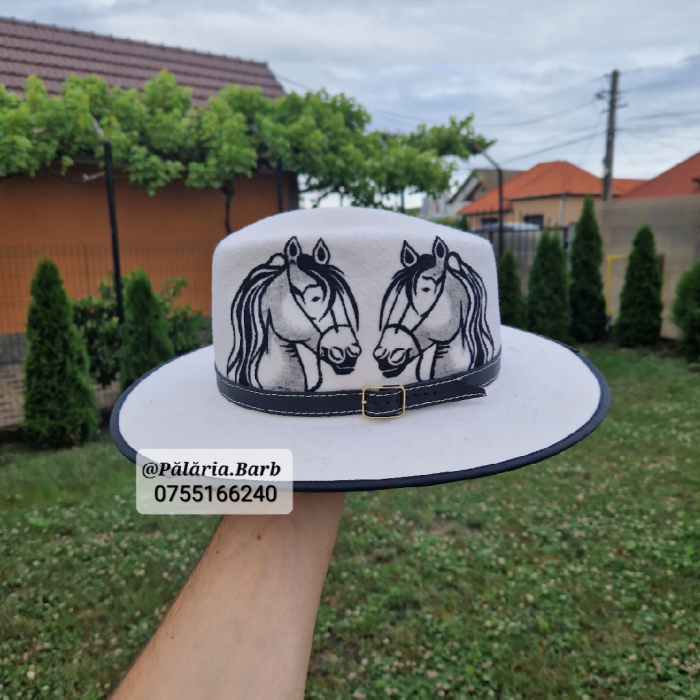 Pălărie albă cu 2 cai pictați + nume [1]