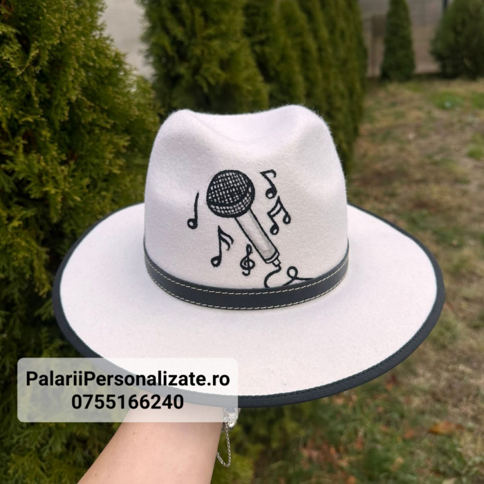 Pălărie albă pictată cu microfon și note muzicale [1]