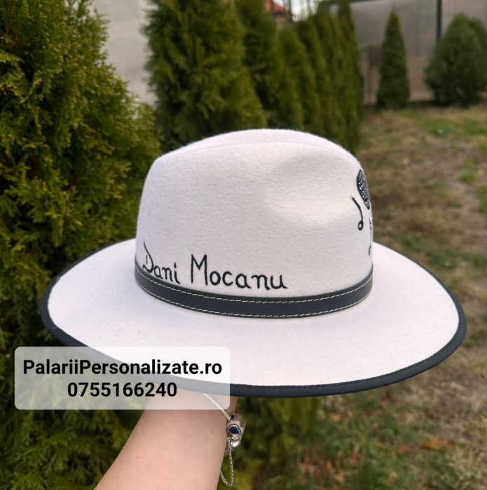 Pălărie albă pictată cu microfon și note muzicale [3]