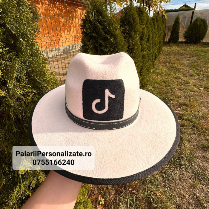 Pălărie albă cu TikTok + Nume [1]