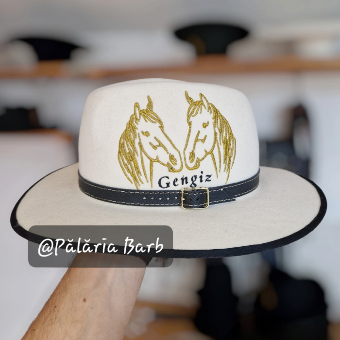 Pălărie albă cu 2 cai cusuți + nume [1]