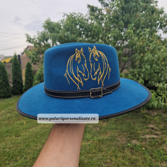 Pălărie albastră cu 2 cai cusuți [1]