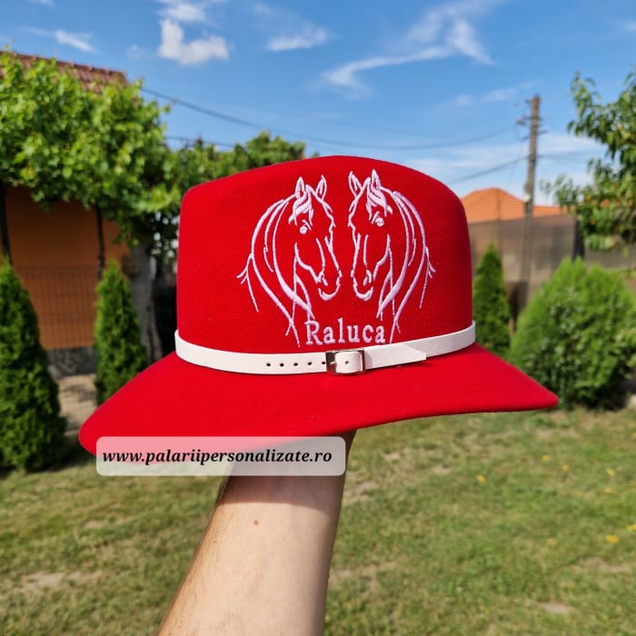 Pălărie roșie "Parlamentară" cu 2 cai cusuți + nume [1]