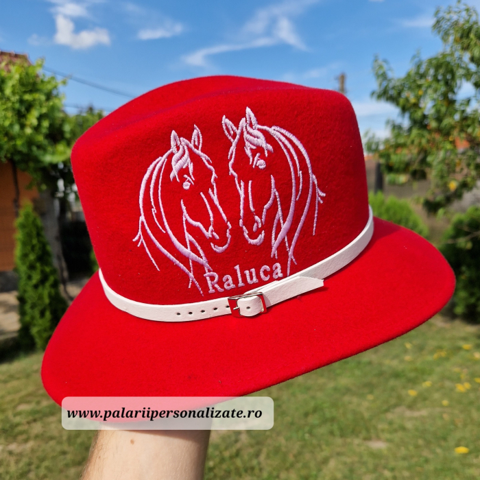 Pălărie roșie "Parlamentară" cu 2 cai cusuți + nume [3]