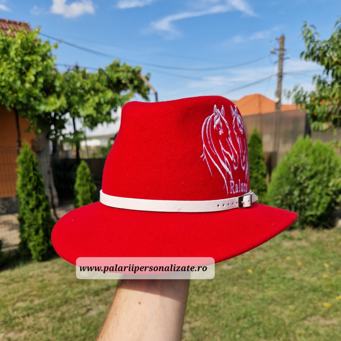 Pălărie roșie "Parlamentară" cu 2 cai cusuți + nume [2]