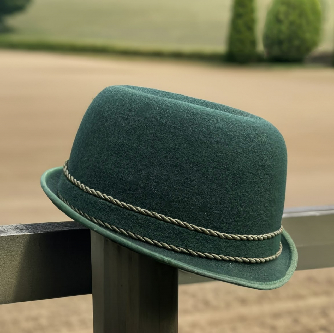 Pălărie oșenească verde, încadrată [2]