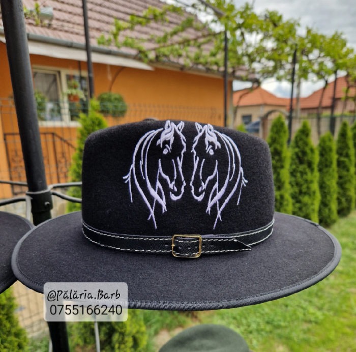 Pălărie neagră cu 2 cai cusuți ALB [3]