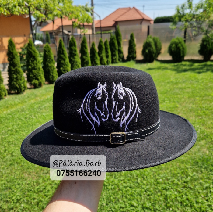 Pălărie neagră cu 2 cai cusuți ALB [1]