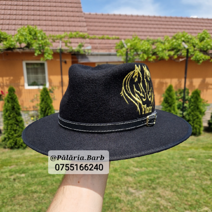 Pălărie neagră cu 2 cai cusuți + Nume [2]