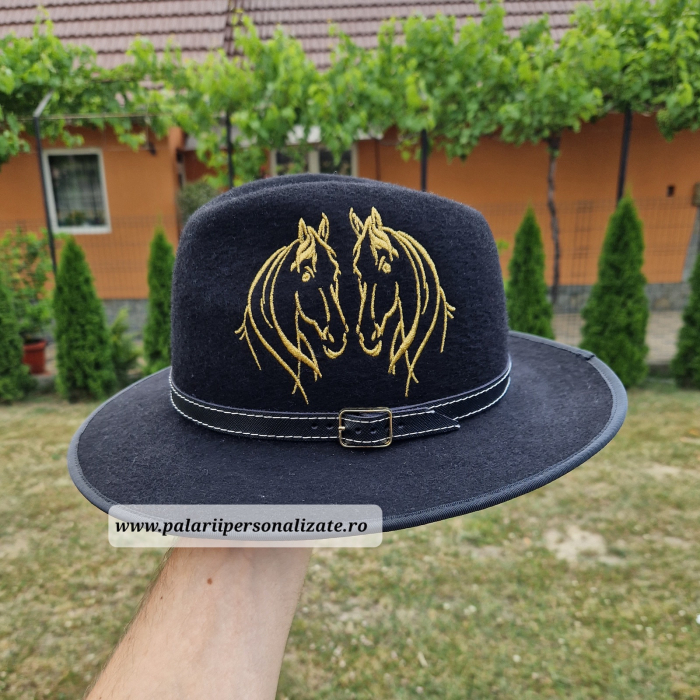 Pălărie neagră cu 2 cai cusuți [1]