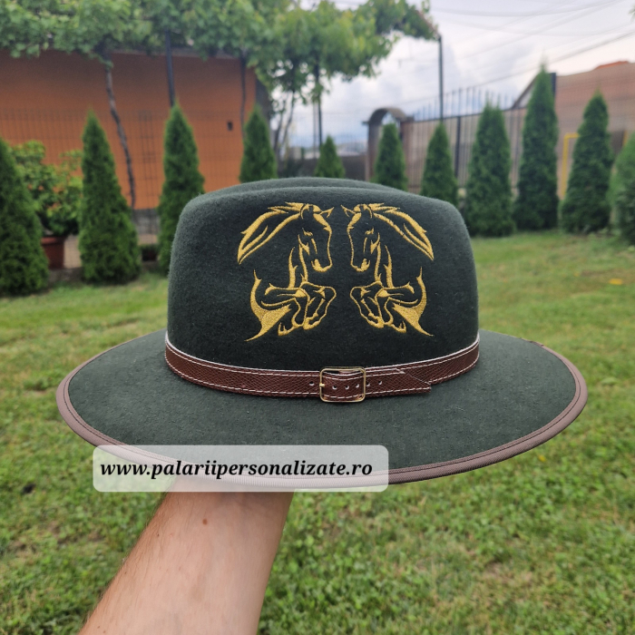 Pălărie verde cu 2 cai în 2 picioare [1]