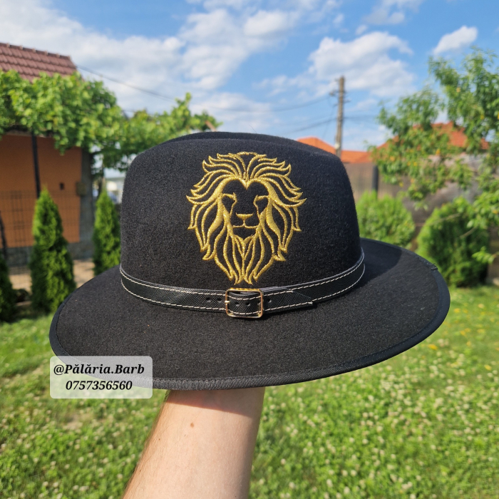 Pălărie neagră cu LEU cusut [1]