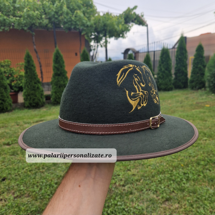 Pălărie verde cu 2 cai în 2 picioare [2]