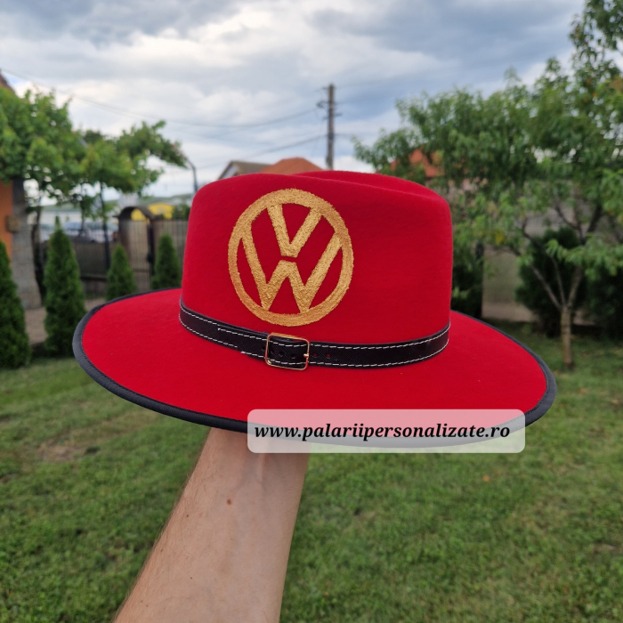 Pălărie roșie cu sigla Volkswagen pictată [1]