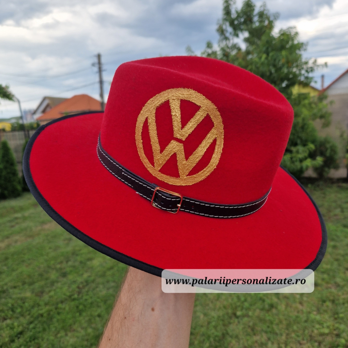 Pălărie roșie cu sigla Volkswagen pictată [3]