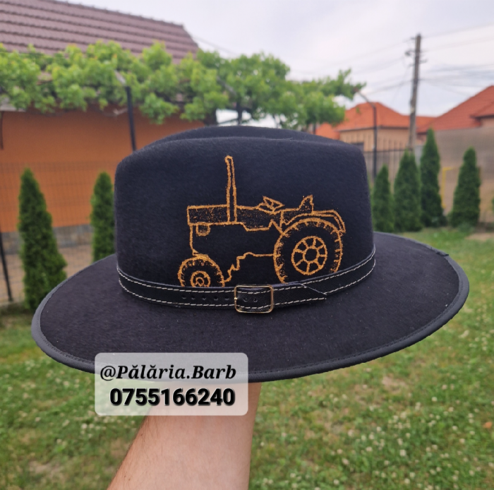 Pălărie neagră cu tractor pictat [1]