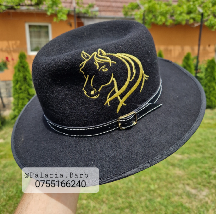 Pălărie neagră cu un cap de cal cusut [3]