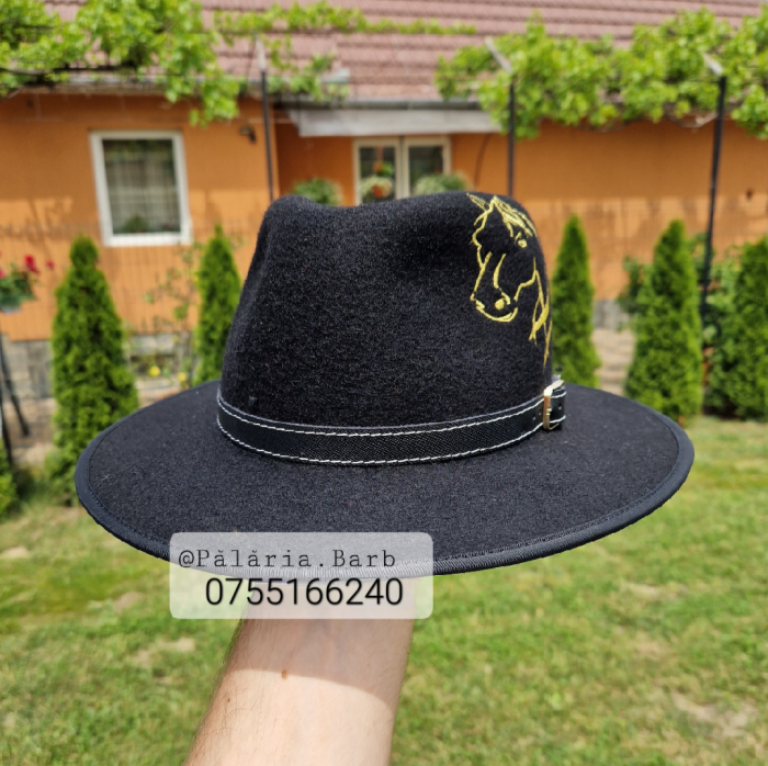 Pălărie neagră cu un cap de cal cusut [2]