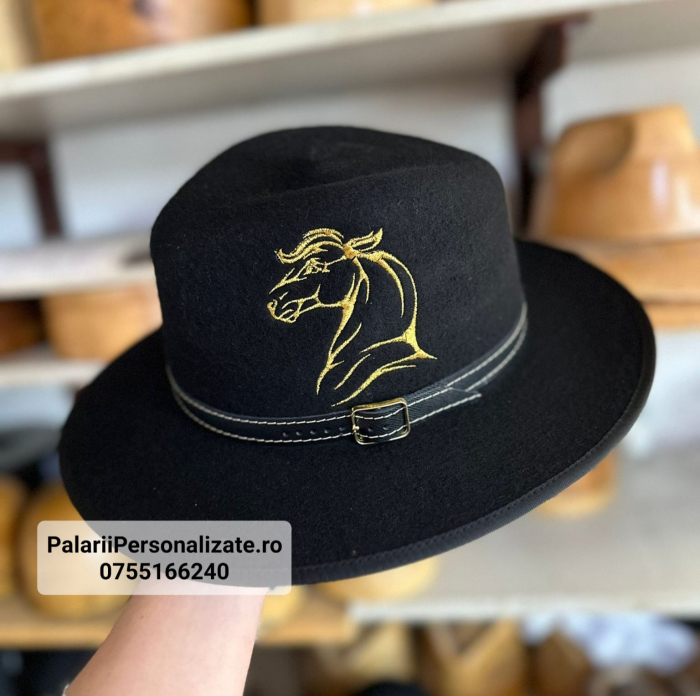 Pălărie neagră cu un cap de cal cusut [1]