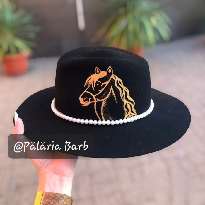Pălărie neagră DAMĂ cu un cal pictat [1]