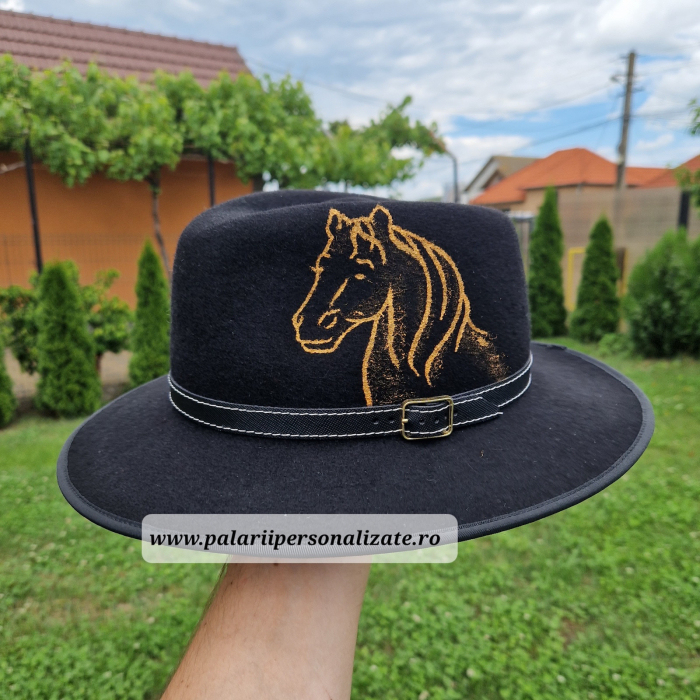 Pălărie neagră cu un cal pictat [1]