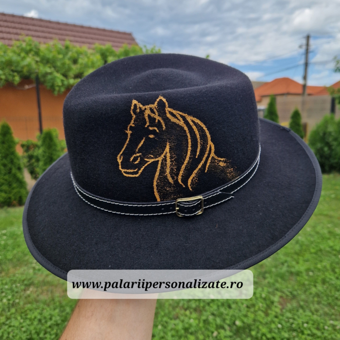 Pălărie neagră cu un cal pictat [3]