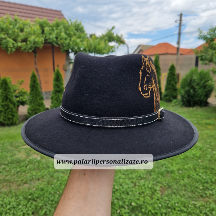Pălărie neagră cu un cal pictat [2]