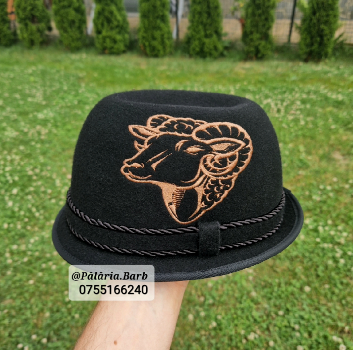 Pălărie neagră "Oșenească" cu berbec cusut [1]