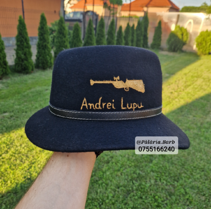 Pălărie neagră "Parlamentară" pictată cu lup și pușcă + nume [3]