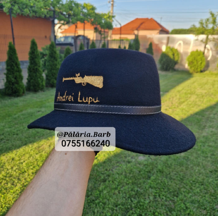 Pălărie neagră "Parlamentară" pictată cu lup și pușcă + nume [2]