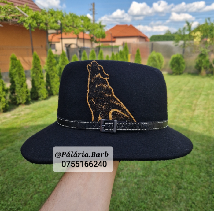 Pălărie neagră "Parlamentară" pictată cu lup și pușcă + nume [1]