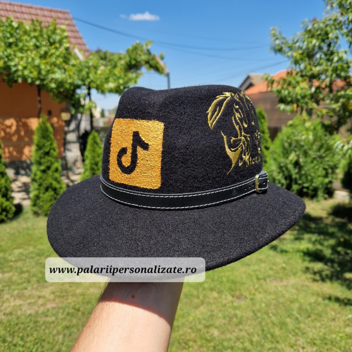 Pălărie neagră "Parlamentară" cu 2 cai în 2 picioare, Tik Tok și nume [2]