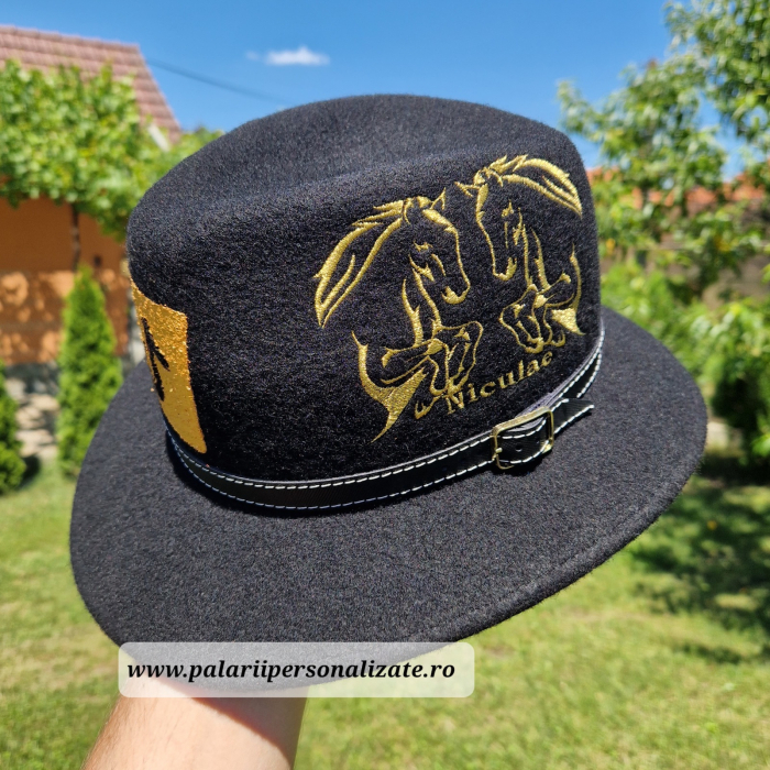Pălărie neagră "Parlamentară" cu 2 cai în 2 picioare, Tik Tok și nume [1]