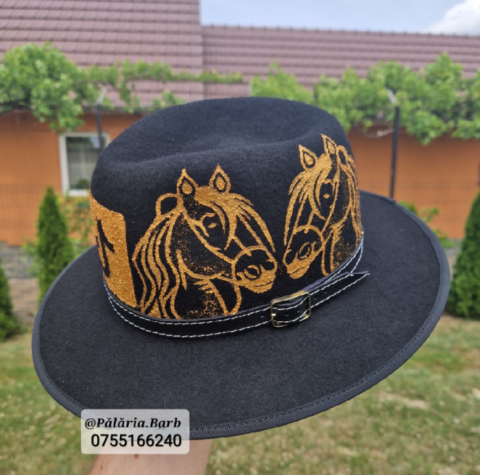 Pălărie neagră pictată cu 2 cai și logo TIK TOK [3]