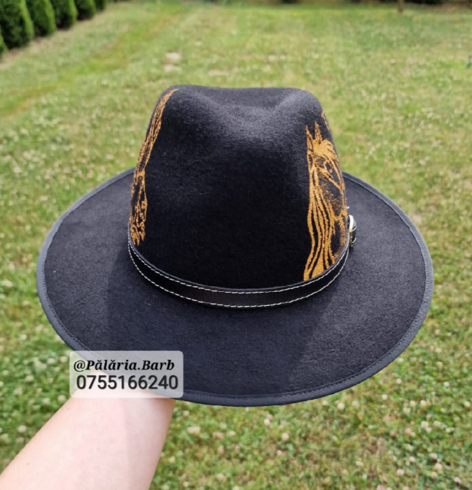 Pălărie neagră pictată cu 2 cai și vultur + Nume [4]