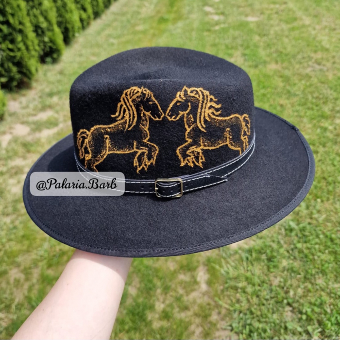 Pălărie neagră pictată cu 2 cai in două picioare [1]