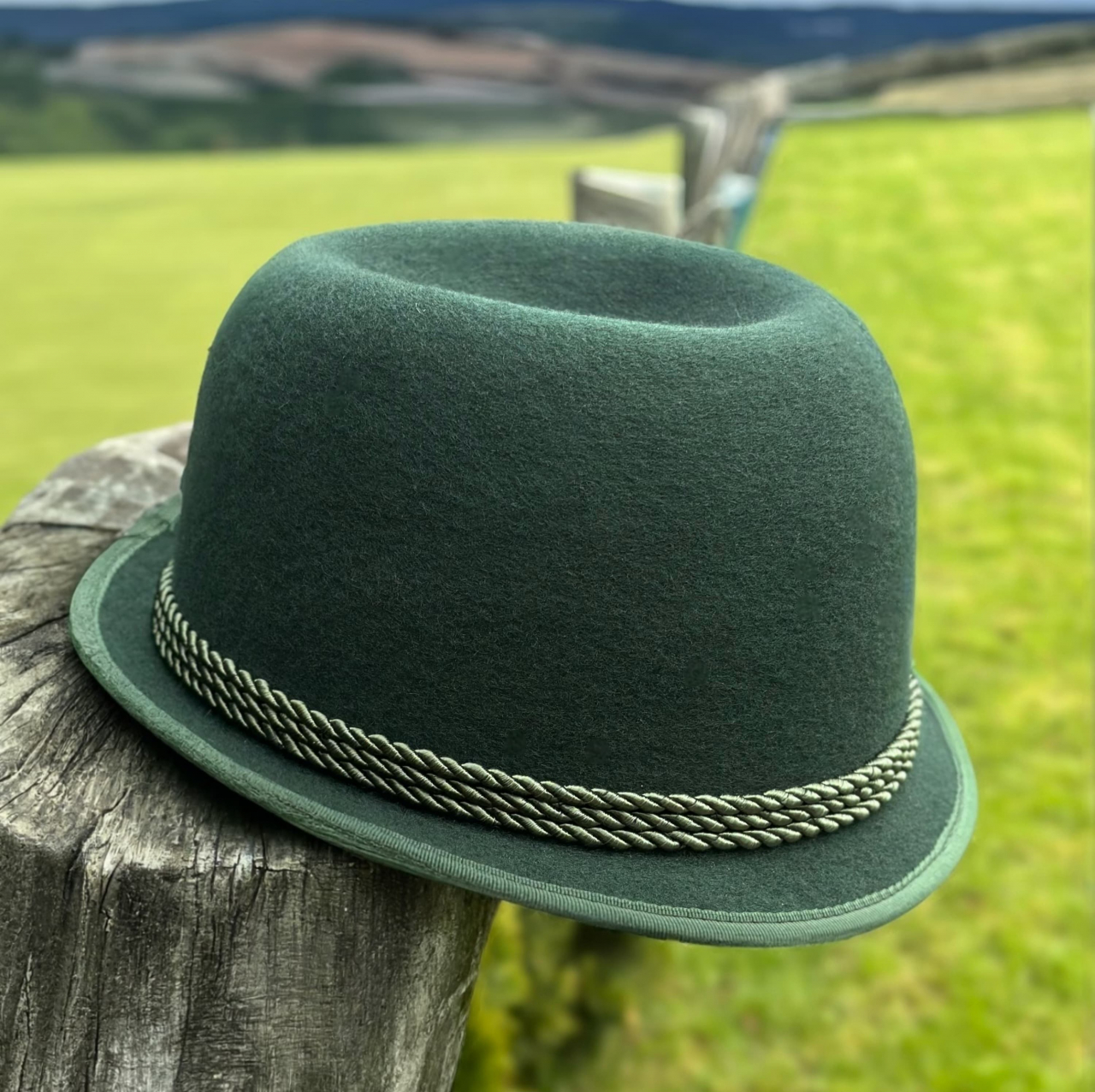 Pălărie oșenească verde, cu șnur [1]
