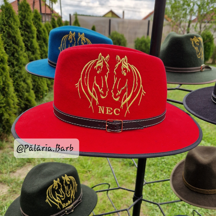 Pălărie roșie cu 2 cai cusuți [1]