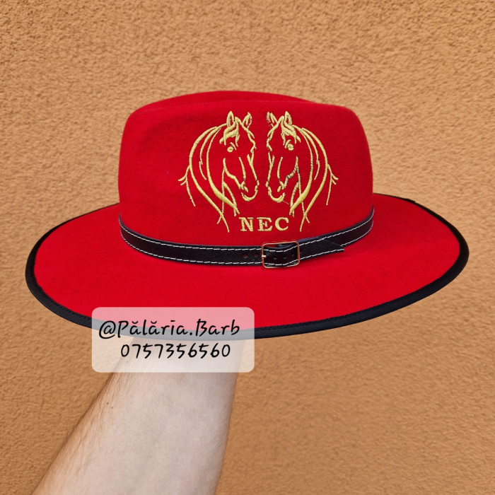 Pălărie roșie cu 2 cai cusuți [2]