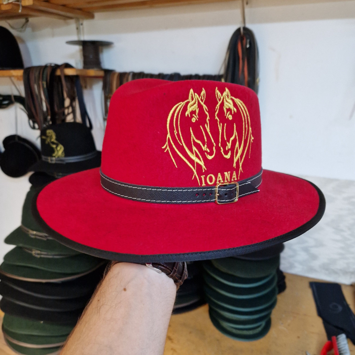 Pălărie roșie cu 2 cai cusuți [3]